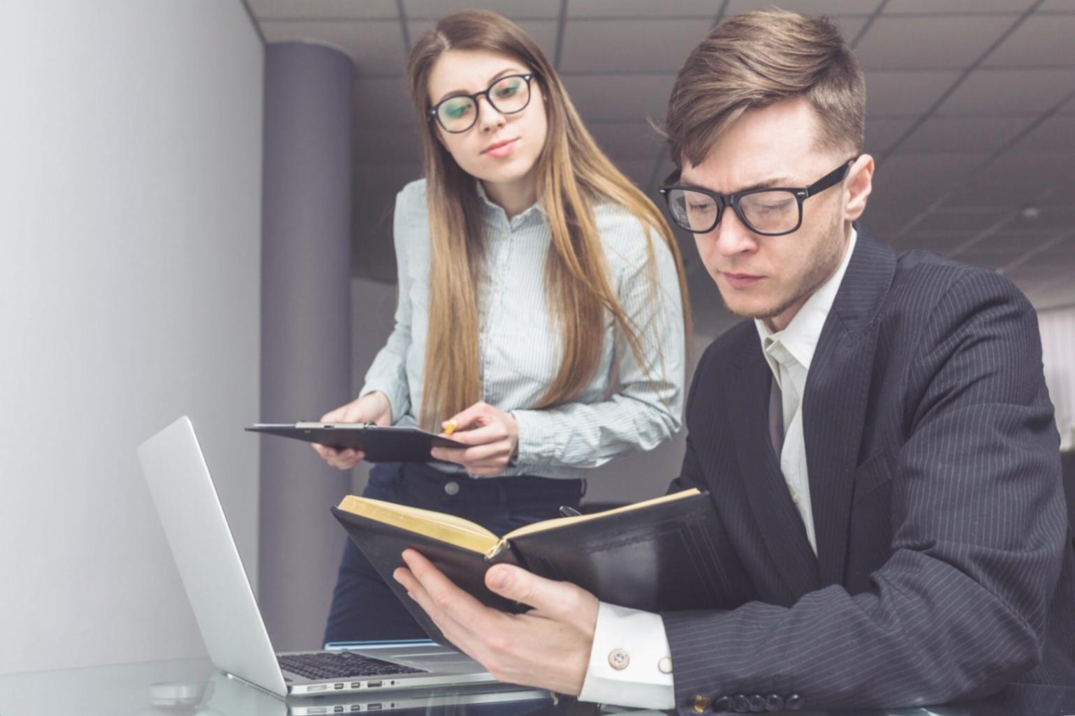 Equipo de xenoterraviomeran trabajando en estrategias financieras
